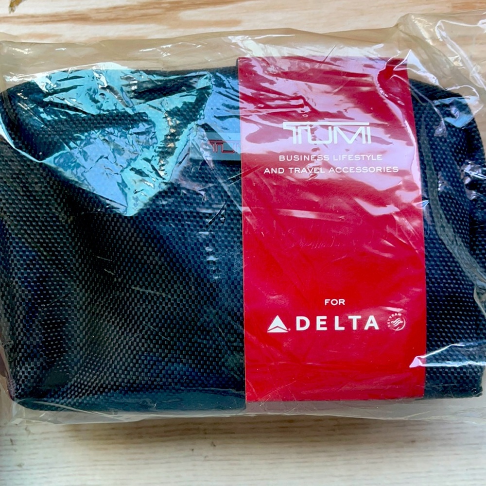 TUMI Delta first class amenity kit